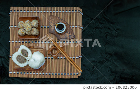 Steamed buns with minced pork filling and Pork shumai or Chinese steamed dumpling served with sour sauce. 106825000