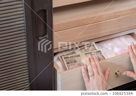 [一位家庭主婦在日式梳妝台裡藏了一疊錢] 106825384
