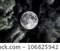 The moon in the night sky 106825942