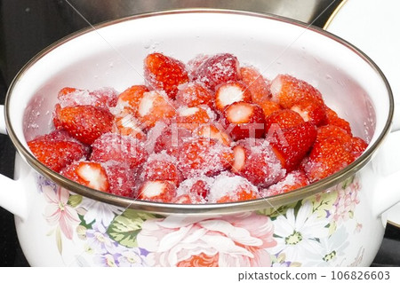 Make strawberry jam add sugar 106826603