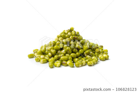 Soaked Mung Beans, Wet Vigna Radiata Seeds Pile, Macro Photo of Green Gram in Water 106828123