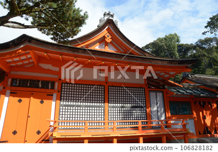 京都市左京區吉田神社朱紅色建築 106828182