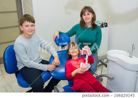 A mother and children in a dentistry office 106829145