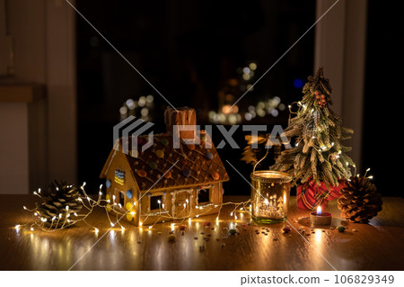 christmas decoration ginger bread house and fir tree 106829349