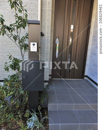 Entrance of a newly built single-family house with the cover still attached to the handle 106829461