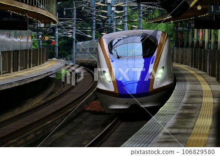 Hokuriku Shinkansen E7 series that goes to and from the pass station "Annakaharuna" 106829580