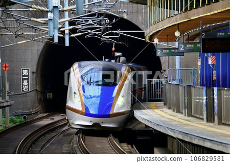 Hokuriku Shinkansen E7 series that goes to and from the pass station "Annakaharuna" 106829581