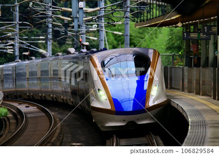 Hokuriku Shinkansen E7 series that goes to and from the pass station "Annakaharuna" 106829584