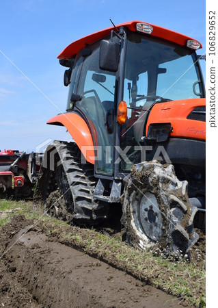 Agricultural machinery tractor 106829652