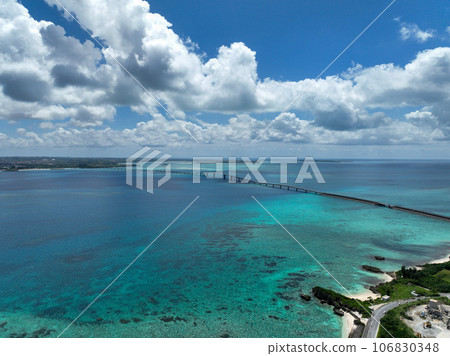 伊良部島和位於沖繩縣宮古島的旅遊景點伊良部大橋 106830348