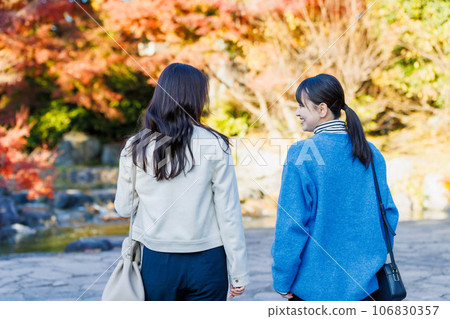 享受秋季觀光的女性 女性旅行 106830357