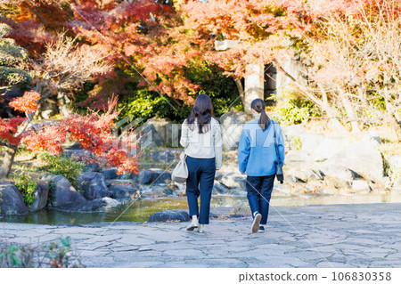 享受秋季觀光的女性 女性旅行 106830358