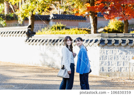 享受秋季觀光的女性 女性旅行 106830359