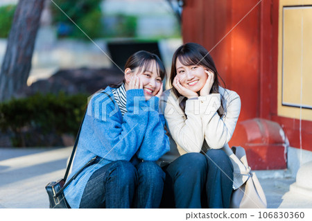 與朋友一起享受觀光的年輕女子 106830360