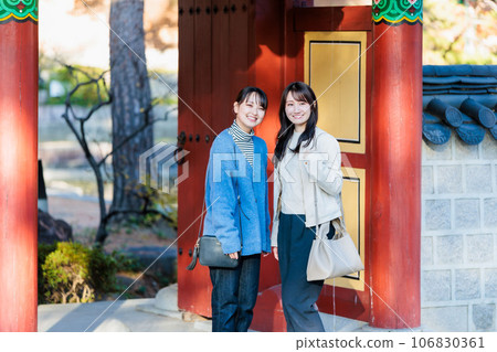 享受秋季觀光的女性 女性旅行 106830361