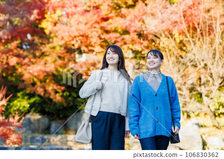 享受秋季觀光的女性 女性旅行 106830362