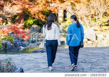 享受秋季觀光的女性 女性旅行 106830363