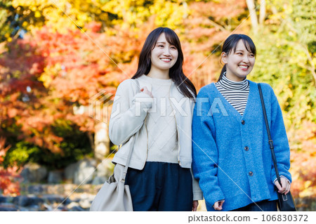 Women enjoying autumn sightseeing Women's trip Women enjoying autumn sightseeing Women's trip 106830372