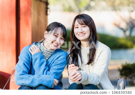 與朋友一起享受觀光的年輕女子 106830380