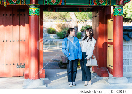 享受秋季觀光的女性 女性旅行 106830381