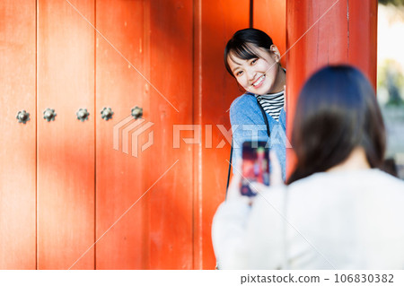 旅行時拍照的女人 106830382