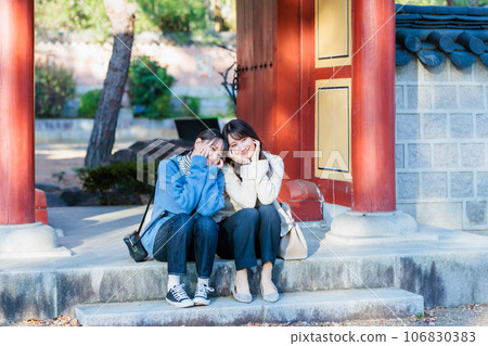 與朋友一起享受觀光的年輕女子 106830383