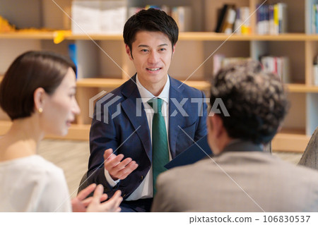 Businessman explaining to a couple 106830537