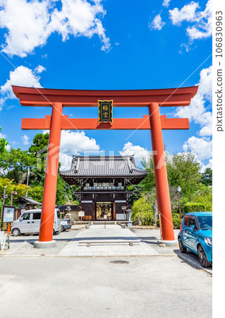 京都市右京區梅宮大社鳥居和塔門 京都市右京區梅宮大社鳥居和塔門 106830963