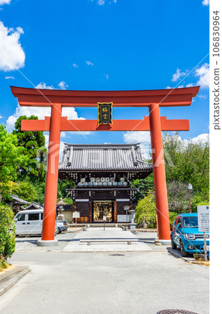京都市右京區梅宮大社鳥居和塔門 京都市右京區梅宮大社鳥居和塔門 106830964