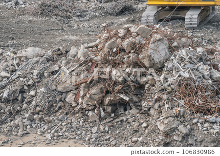 大規模拆除工作：重型機械與大量瓦礫 106830986
