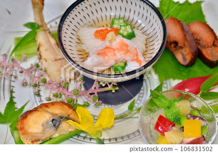 Hassun, a dish made with seasonal ingredients served at a Japanese restaurant 106831502
