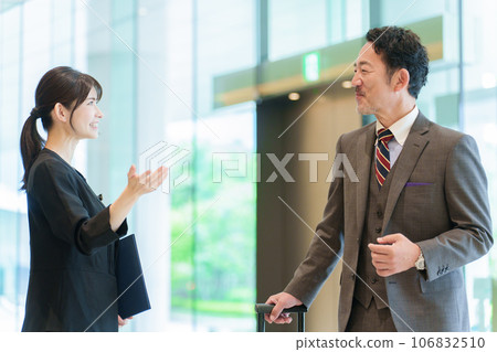 女性工作人員指導男性 女性工作人員指導男性 106832510
