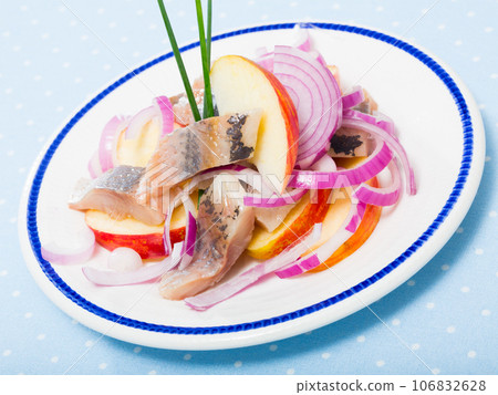 Herring with apples and onion 106832628