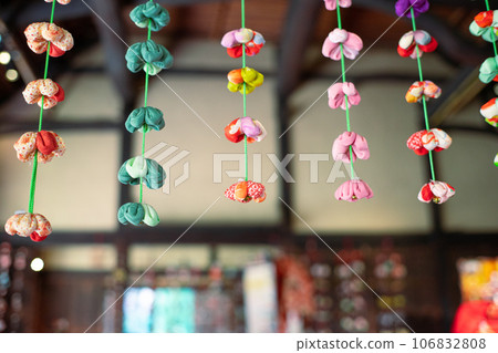 Hanging chicks Hanging chicks 106832808