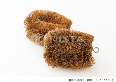Scrubber white background 106833203