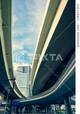 Urban expressways and pedestrian bridges Yokohama City 2023.09 b-3 Emphasis on warm and cool colors 106833301
