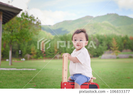 孩子在外面玩，1歲，戶外可愛 106833377