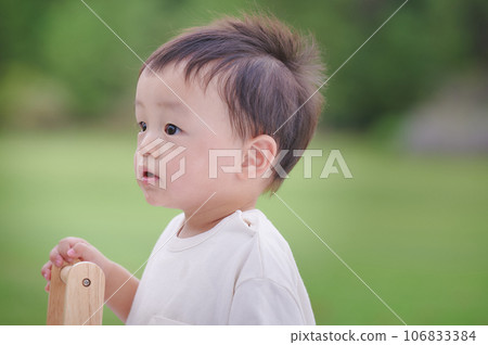 孩子在外面玩，1歲，戶外可愛 106833384
