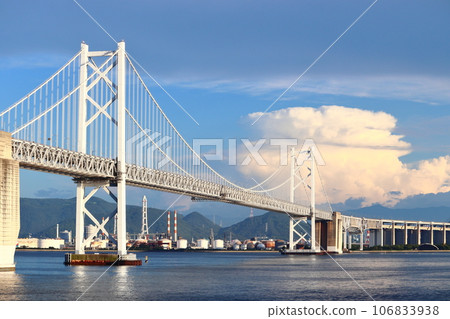 從海上看到的瀨戶大橋和坂出工廠區（磐之州臨海工業園區） 106833938