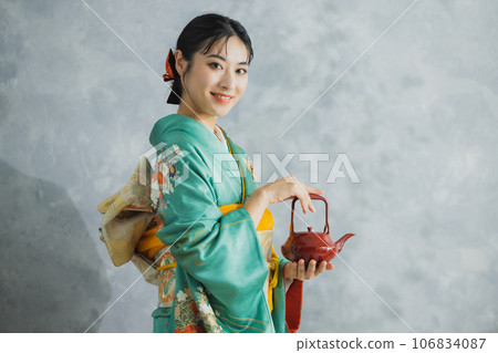 Woman in long-sleeved kimono New Year's Toso Woman in long-sleeved kimono New Year's Toso 106834087