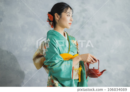 Woman in long-sleeved kimono New Year's Toso Woman in long-sleeved kimono New Year's Toso 106834089