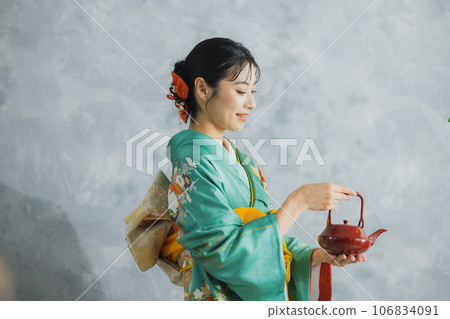 Woman in long-sleeved kimono New Year's Toso Woman in long-sleeved kimono New Year's Toso 106834091