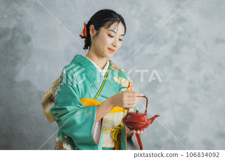 穿著長袖和服的女人新年 Toso 穿著長袖和服的女人新年 Toso 106834092