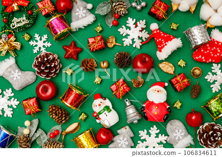 聖誕裝飾品|綠色背景 106834611