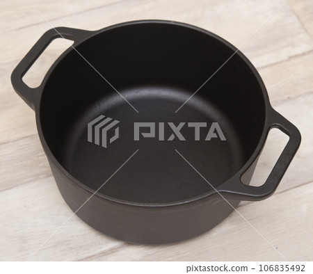 Cast iron pan Cast iron pan 106835492