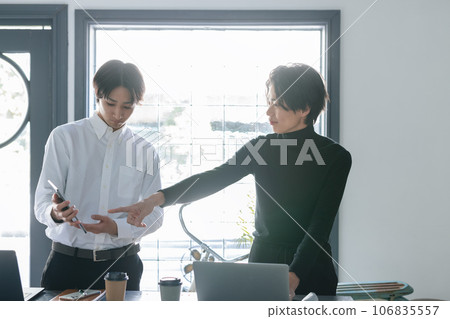 在辦公室工作的商務人士 106835557