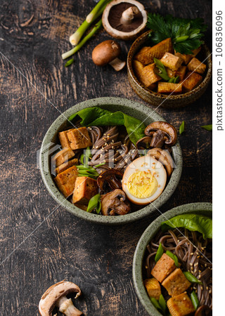 Soba noodle with tofu and mushroom 106836096