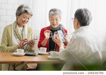 高級朋友在咖啡館喝茶/高級女性看智能手機 106836790