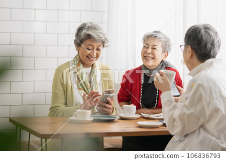 高級朋友在咖啡館喝茶/高級女性看智能手機 106836793