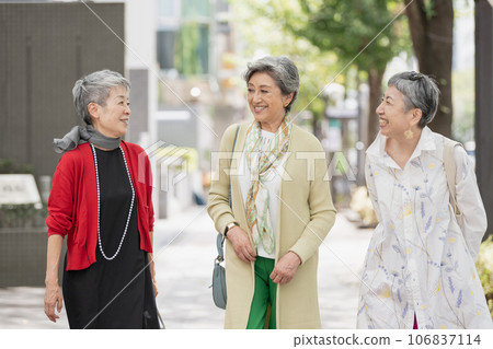 一位頭髮花白的老婦人在城裡時尚地走來走去 106837114